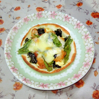 餃子の皮☆レタスと唐揚げのマヨピザ